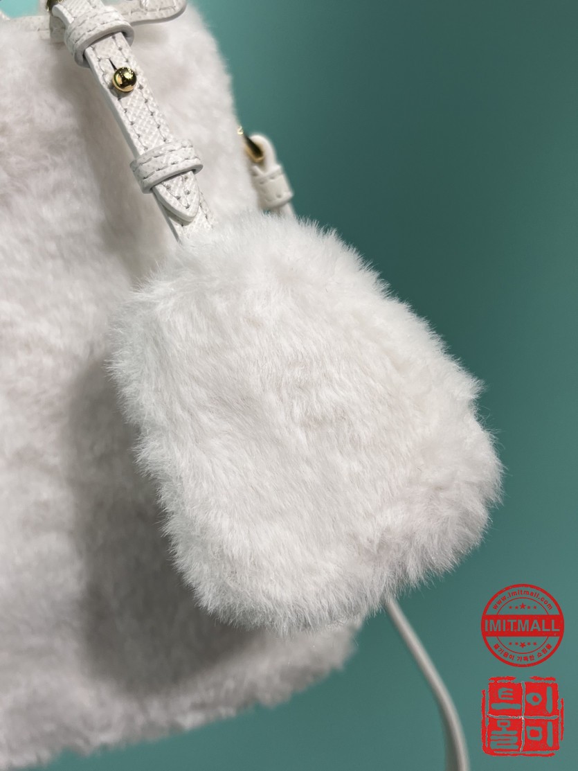 prada_xxxxx_big_00007.jpg