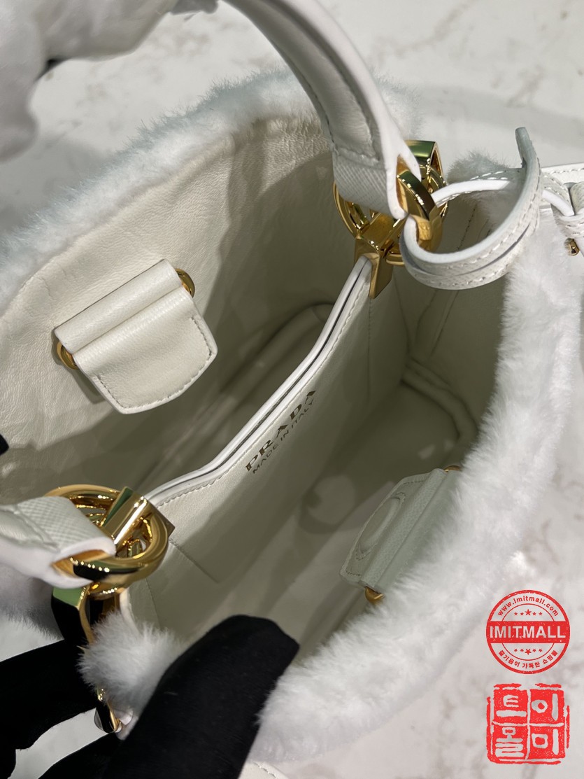 prada_xxxxx_big_00009.jpg