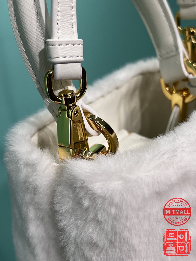 prada_xxxxx_big_00010.jpg