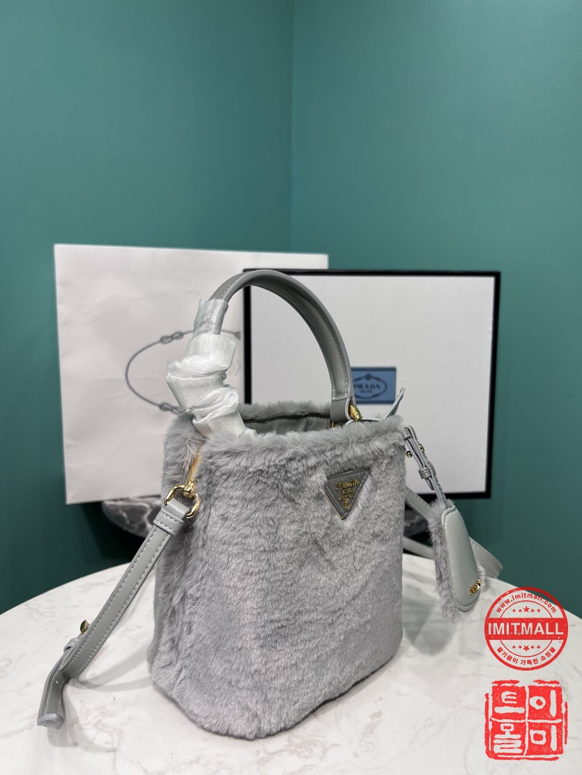 prada_xxxxx_big_00002.jpg
