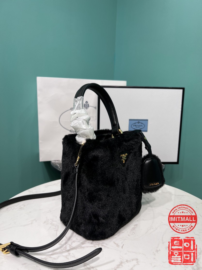 prada_xxxxx_big_00002.jpg