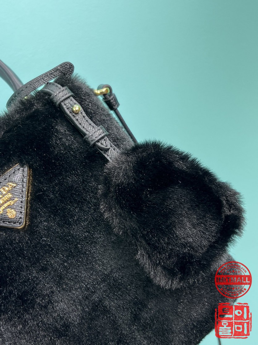 prada_xxxxx_big_00008.jpg