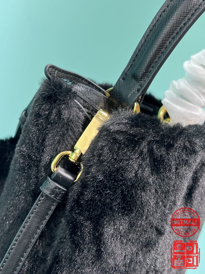 prada_xxxxx_big_00010.jpg