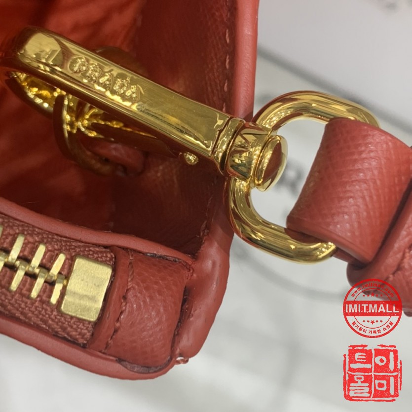 prada_xxxxx_big_00008.jpg