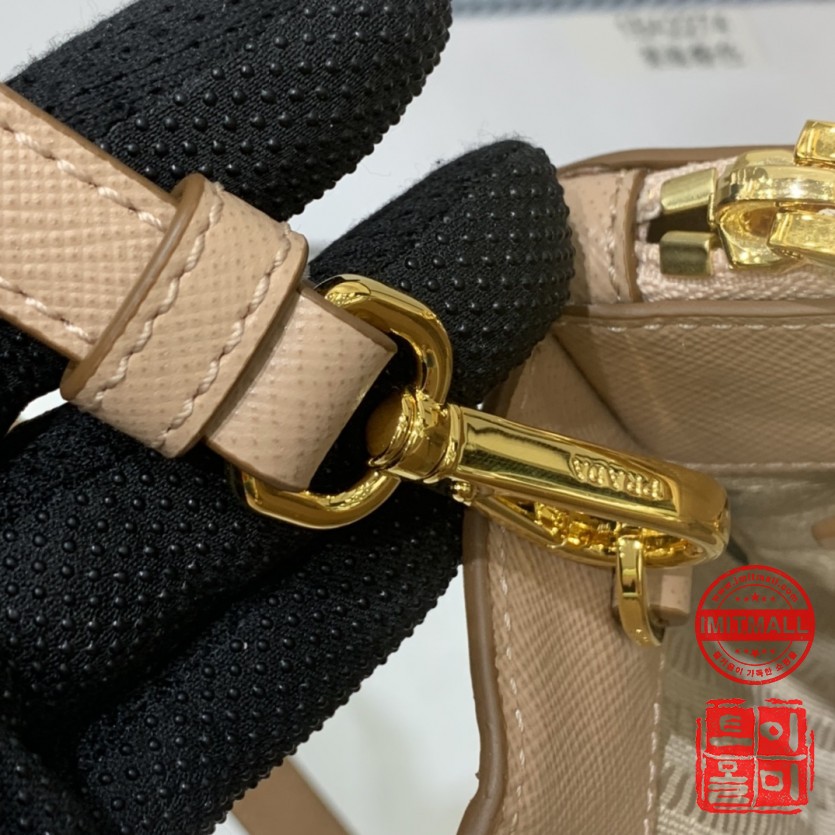 prada_xxxxx_big_00007.jpg