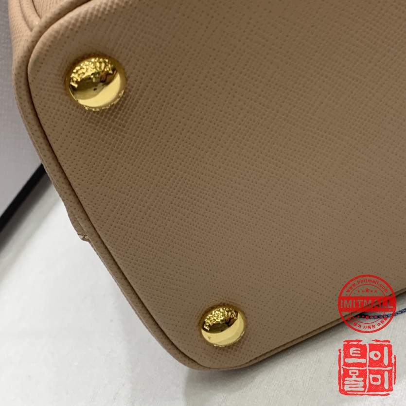 prada_xxxxx_big_00009.jpg