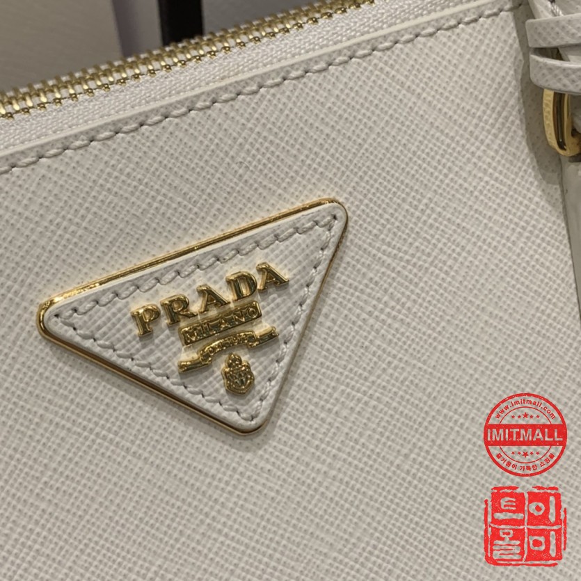 prada_xxxxx_big_00002.jpg