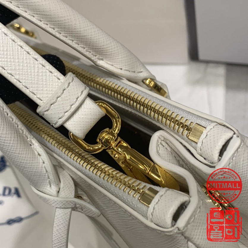 prada_xxxxx_big_00005.jpg