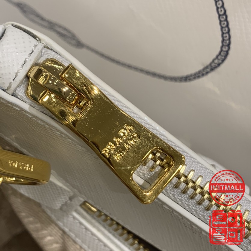 prada_xxxxx_big_00009.jpg