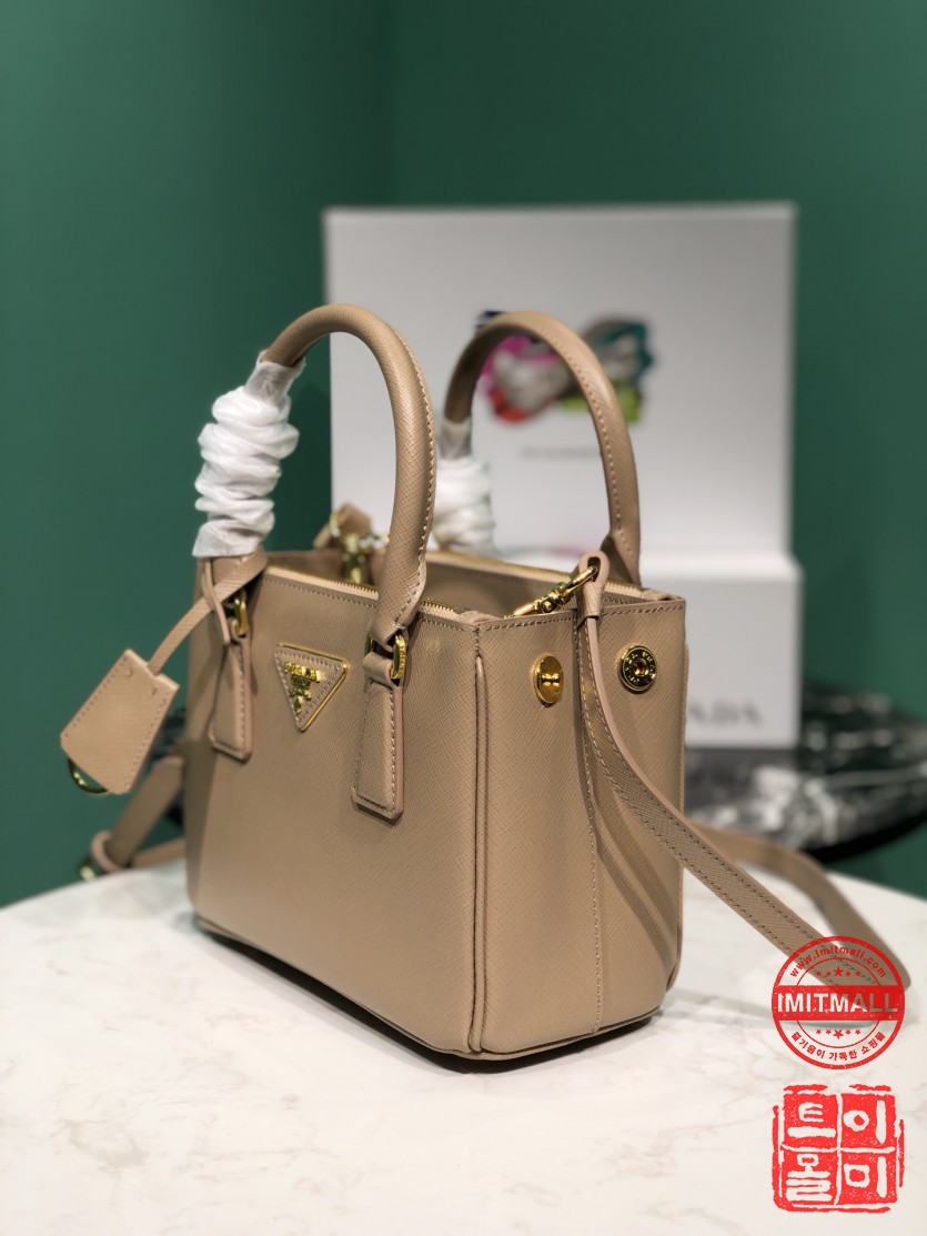 prada_xxxxx_big_00002.jpg