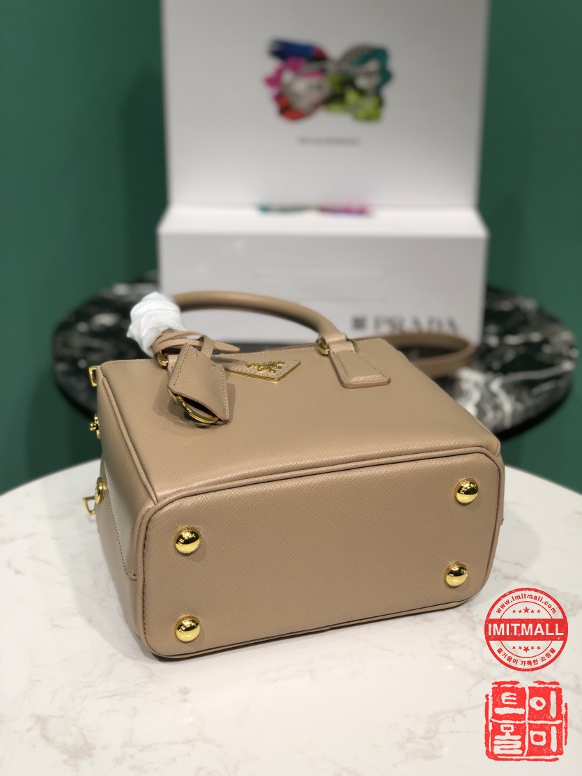 prada_xxxxx_big_00004.jpg