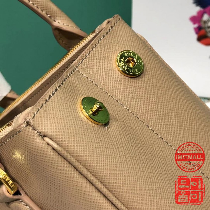 prada_xxxxx_big_00007.jpg