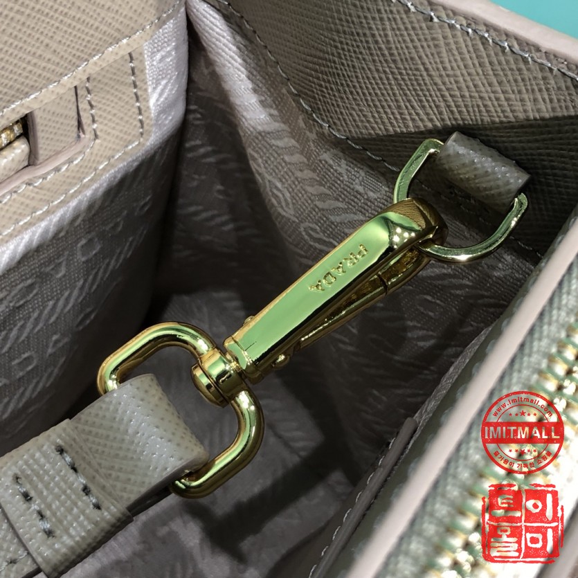 prada_xxxxx_big_00008.jpg
