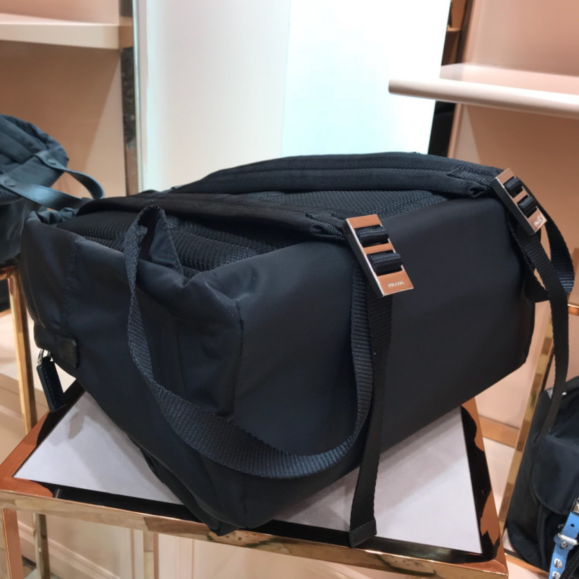 prada_xxxxx_big_00006.jpg