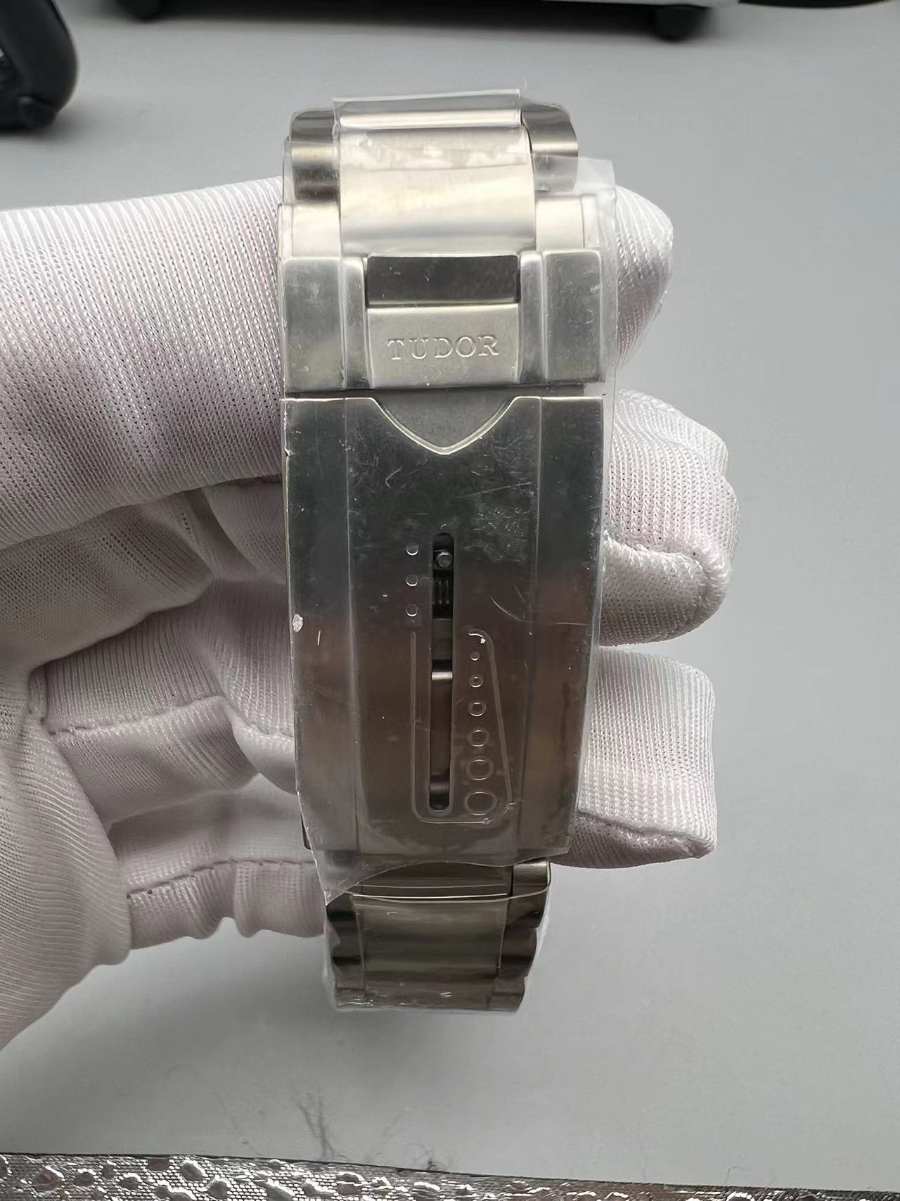tudor_xxxxx_big_00007.jpg