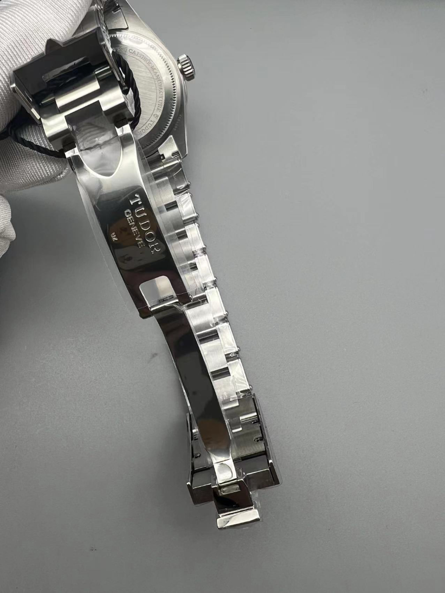 tudor_xxxxx_big_00007.jpg