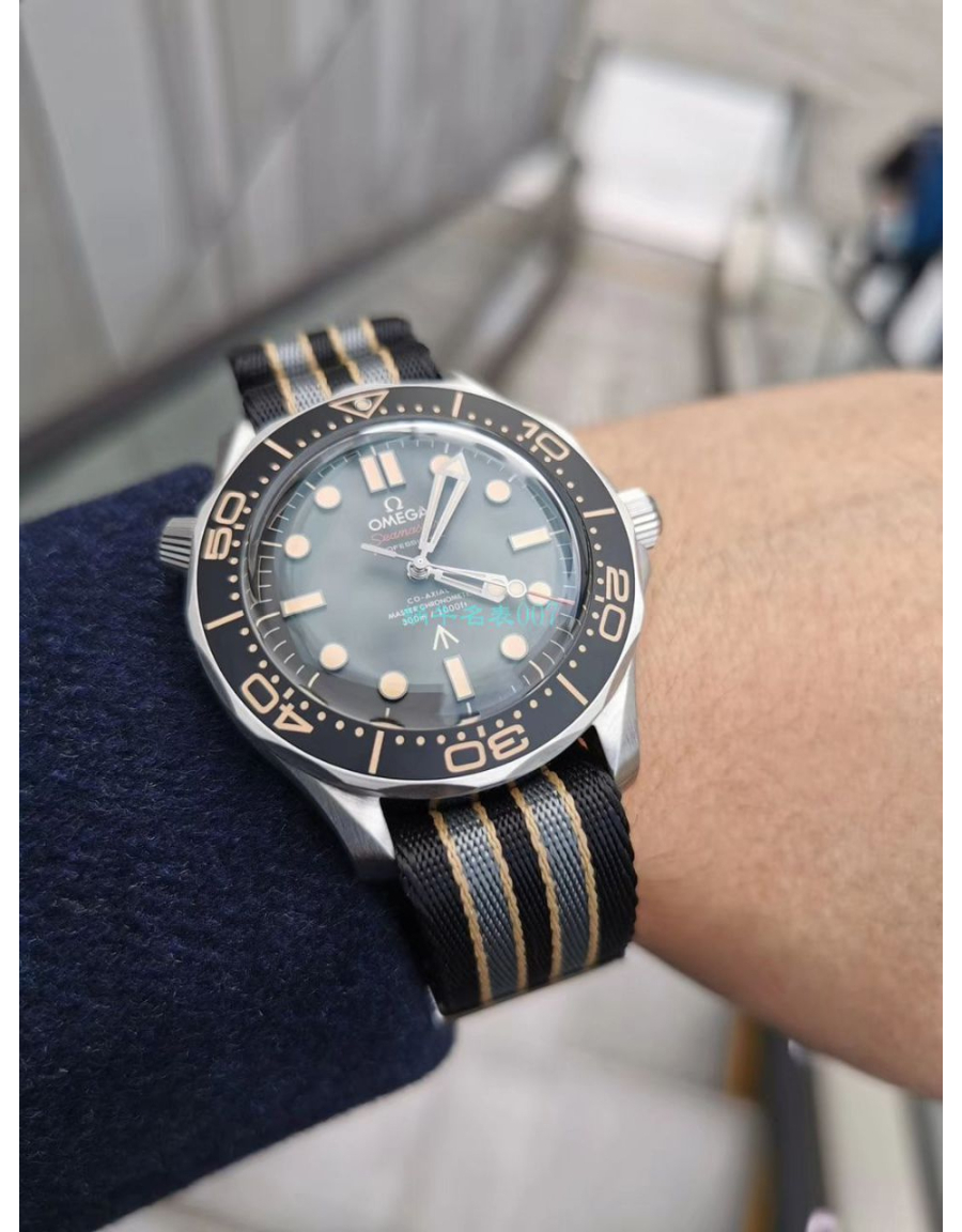 omega_xxxxx_big_00005.jpg